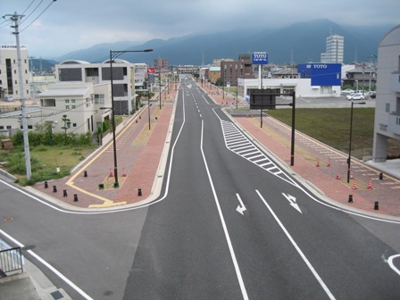 歩道がある程度舗装され、街灯が設置された写真です