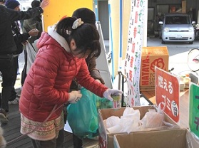 市民によるゴミ拾いの様子の写真です