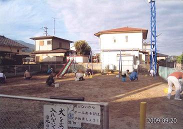 清掃活動を行っている岸の上団地自治会の皆さんの写真です