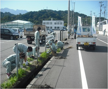 住友重機械工業株式会社愛媛製造所新居浜工場の皆さんによる清掃活動の写真です