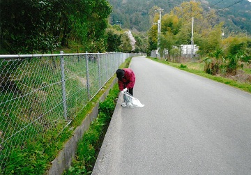 船木の自然を守る会の皆さんによる清掃活動の写真です