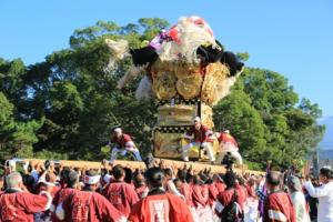 澄んだ秋空に舞う太鼓台